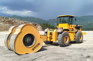沖擊壓路機牽引車
