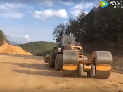 青海果洛沖擊壓路機現場視頻
