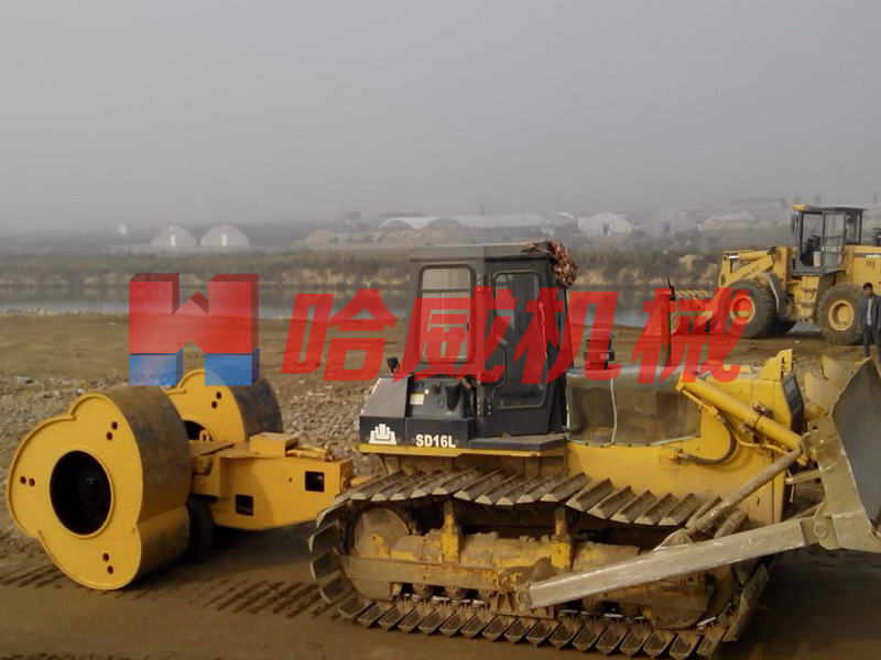 裝載機拉的沖擊壓路機