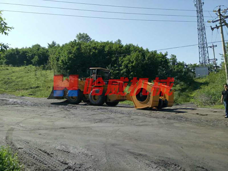 鏟車拉的沖擊壓路機
